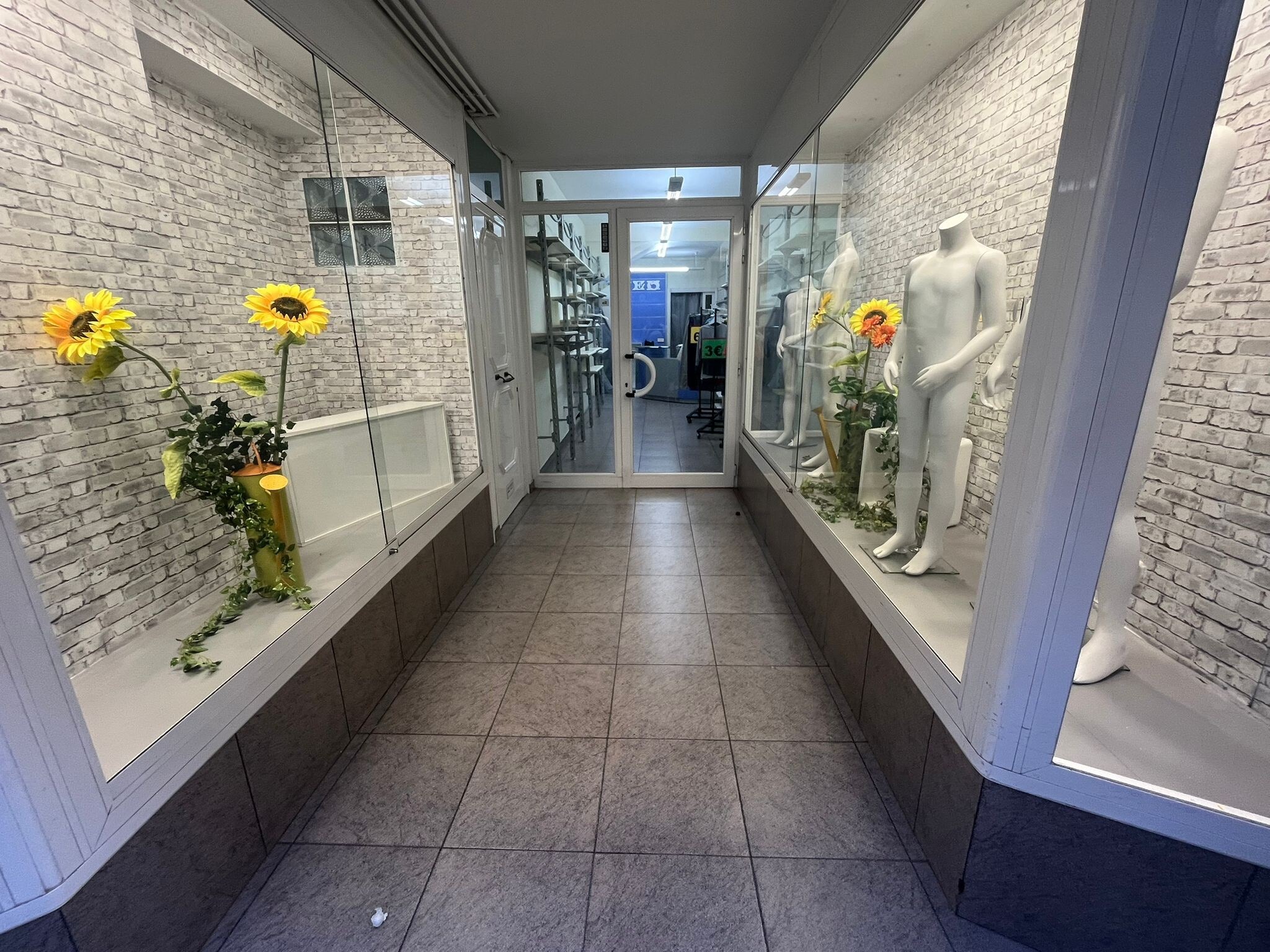 Retail in Esparreguera, Barcelona for lease Interior Photo- Image 1 of 3