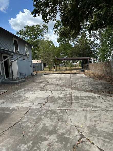 104 Jeffries St, Brenham, TX à vendre - Photo du bâtiment - Image 2 de 2