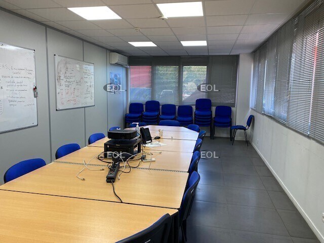 Flex in Vitrolles for lease - Interior Photo - Image 2 of 4