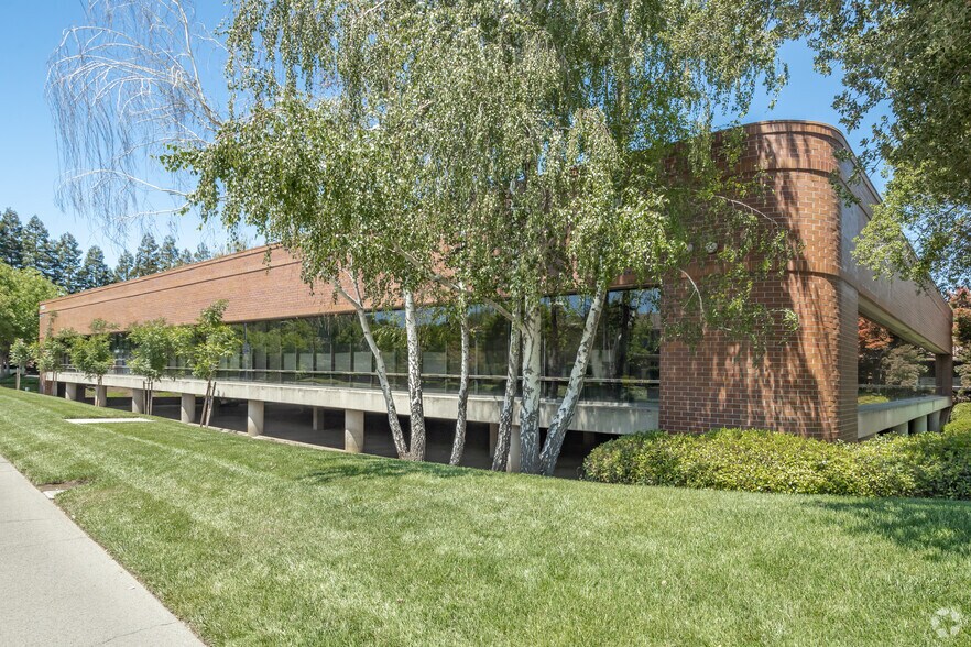 11335 Gold Express Dr, Gold River, CA for lease - Building Photo - Image 1 of 4