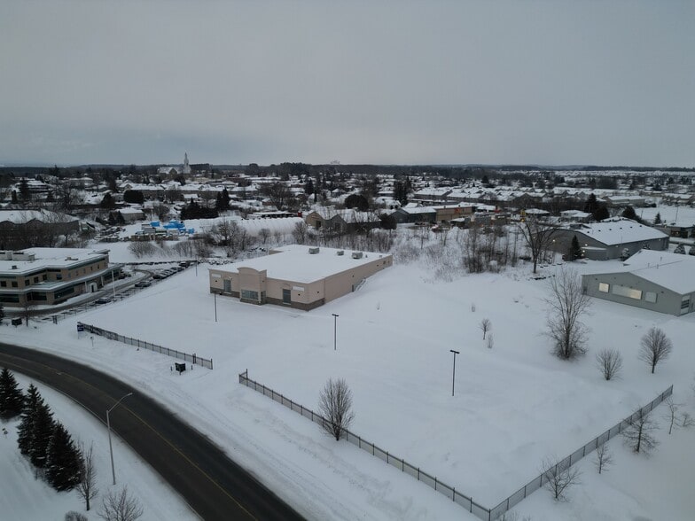 2747 Chamberland St, Clarence-Rockland, ON for lease - Primary Photo - Image 1 of 26