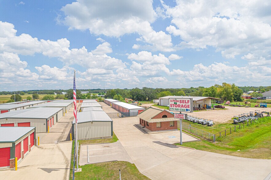 1618 W State Highway 71, La Grange, TX à vendre - Photo du bâtiment - Image 2 de 7