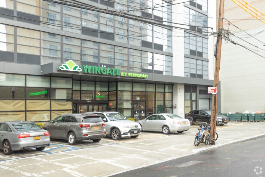 38-70 12th St, Long Island City, NY à vendre - Photo du bâtiment - Image 1 de 2