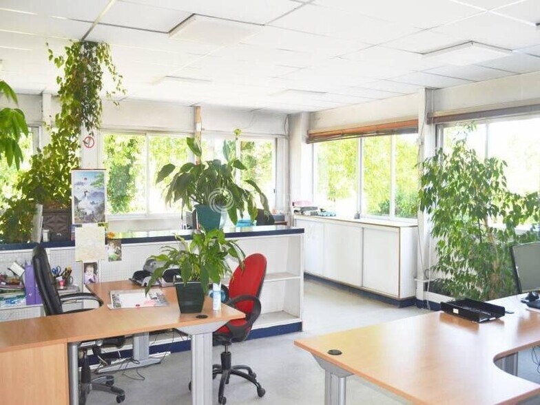22 Avenue Du Château, SAINT-OUEN-L'AUMONE for lease - Interior Photo - Image 3 of 12