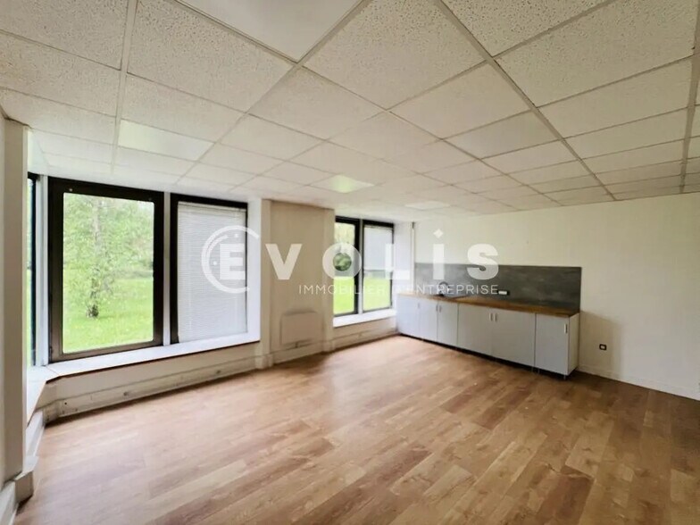 Office in Croissy-Beaubourg for lease - Building Photo - Image 3 of 7