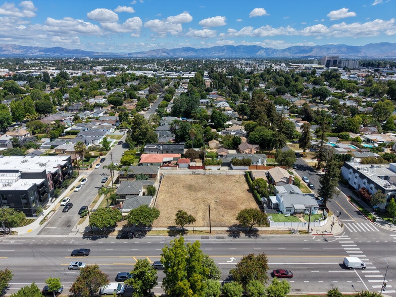 14715 Burbank Blvd, Van Nuys, CA à vendre - Photo du bâtiment - Image 3 de 8