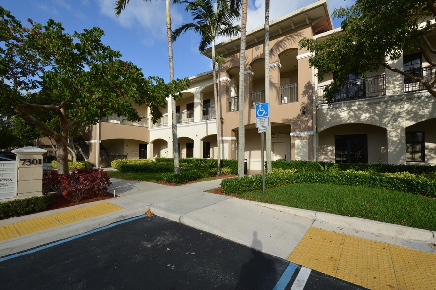 7301 Wiles Rd, Coral Springs, FL à louer - Photo du bâtiment - Image 2 de 119