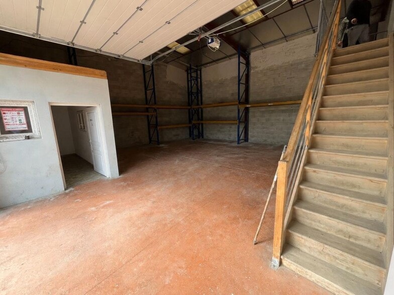 Flex in Lisses for lease - Interior Photo - Image 2 of 8