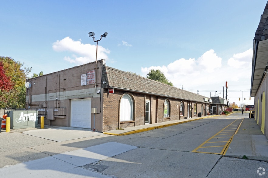 25213-25223 Gratiot Ave, Roseville, MI for sale - Building Photo - Image 2 of 13