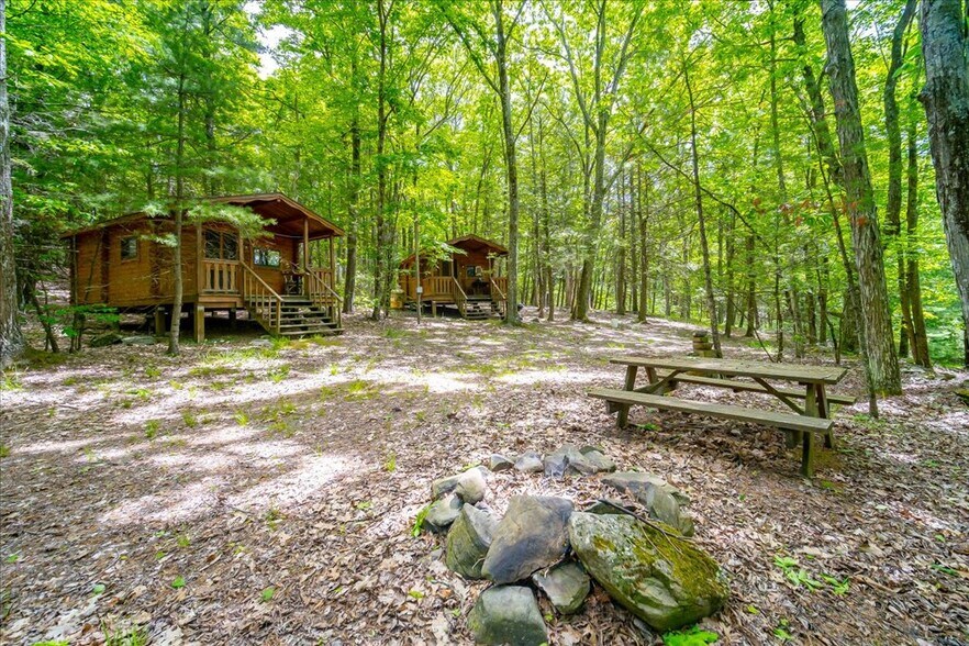 101 Red Star Rd, Greenfield Park, NY à vendre - Photo du bâtiment - Image 3 de 49