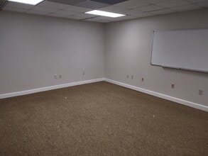 801 W Bay Dr, Largo, FL à louer Photo intérieure- Image 1 de 13