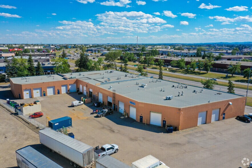5935 35th St SE, Calgary, AB à louer - Photo du bâtiment - Image 2 de 2