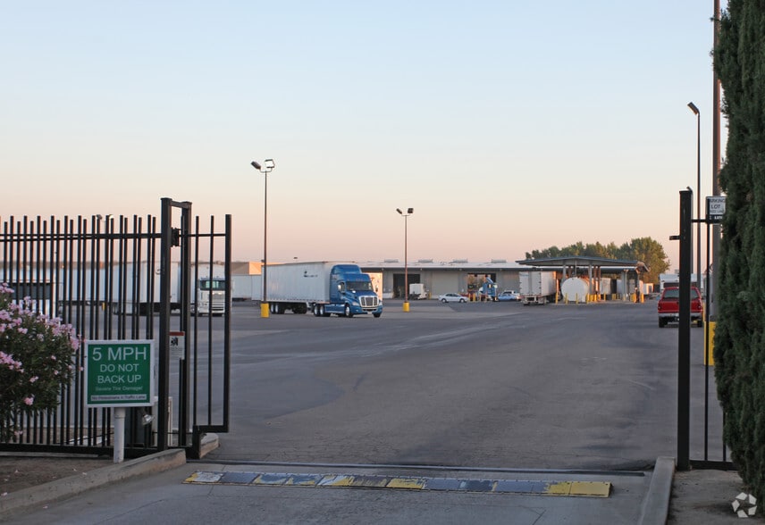 2577 W Yosemite Ave, Manteca, CA for lease - Building Photo - Image 3 of 5