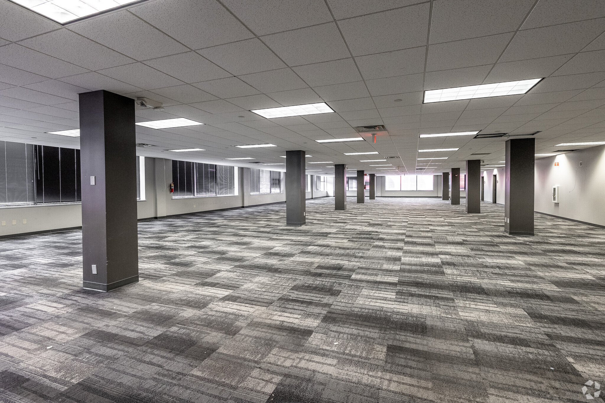 221 3rd Ave SE, Cedar Rapids, IA for lease Interior Photo- Image 1 of 4