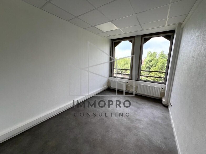 Office in Rouen for lease - Building Photo - Image 2 of 8