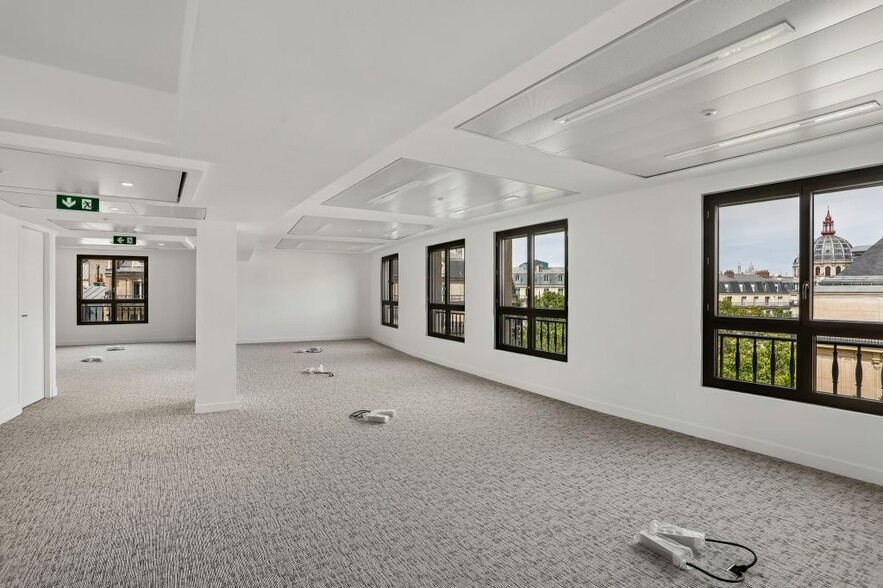 31-33 Rue De La Baume, Paris for lease - Interior Photo - Image 3 of 9