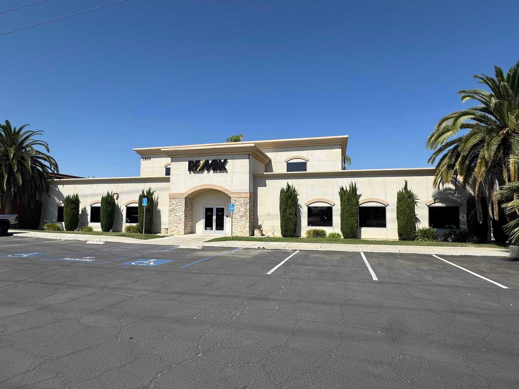 3955 Coffee Rd, Bakersfield, CA for lease Building Photo- Image 1 of 14