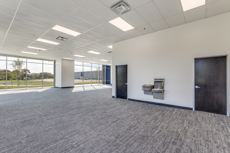 5320 S Peachtree Rd, Balch Springs, TX for lease - Interior Photo - Image 2 of 13