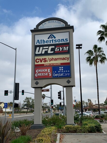 15058-15088 Rosecrans Ave, La Mirada, CA à louer - Photo du bâtiment - Image 2 de 4