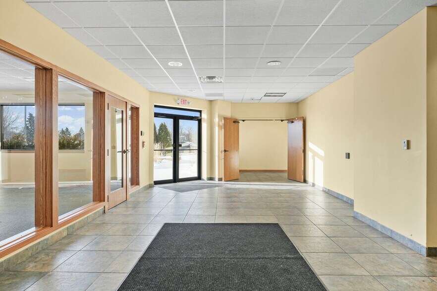 1210 Fourier Dr, Madison, WI à vendre - Photo du bâtiment - Image 2 de 15