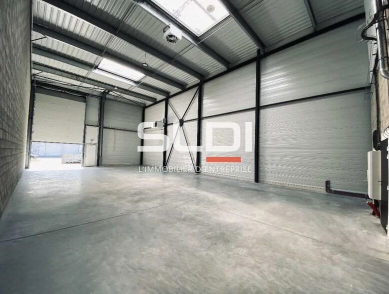 Flex in Vaulx-en-Velin for sale - Building Photo - Image 2 of 4