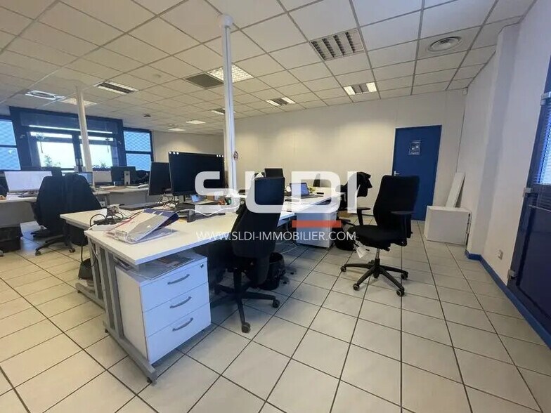 Office in Vaulx-en-Velin for lease - Interior Photo - Image 2 of 17