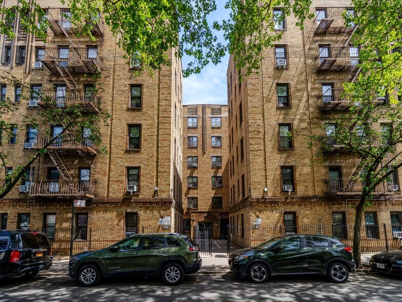 40-15 81st St, Elmhurst, NY à vendre - Photo du bâtiment - Image 2 de 4