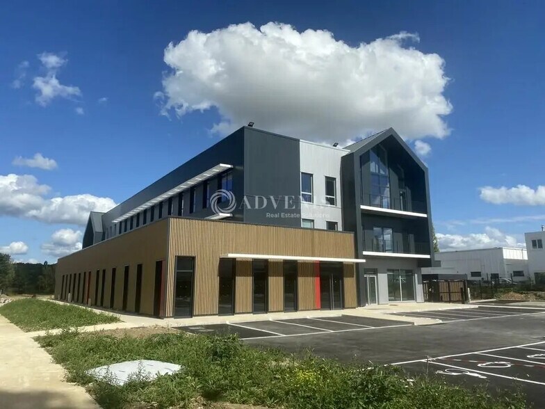 Office in Plaisir for lease - Building Photo - Image 1 of 2