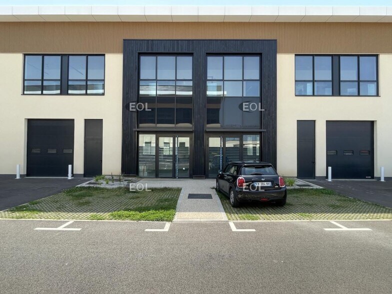 Flex dans Nanterre à louer - Photo du bâtiment - Image 3 de 19