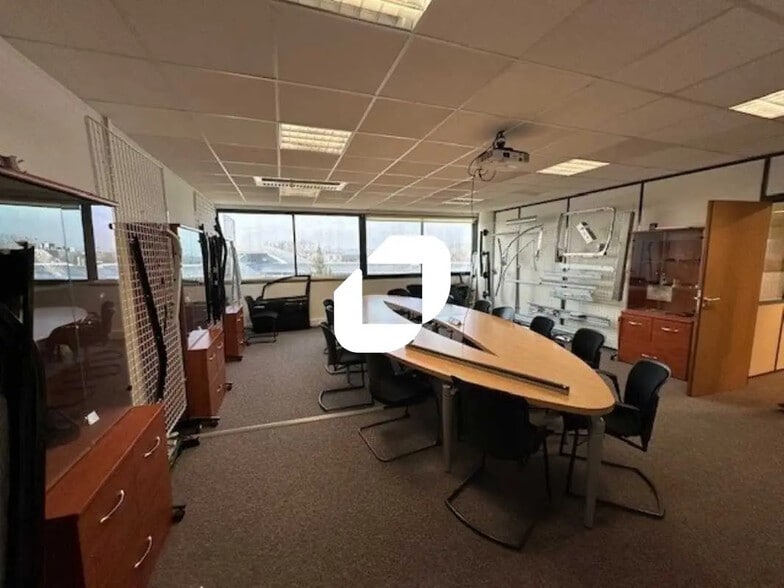 2 Rue Charles Edouard Jeanneret, Poissy for lease - Interior Photo - Image 2 of 8