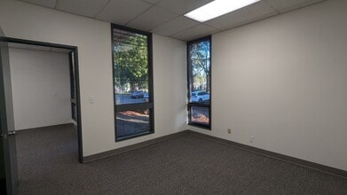 4002-4014 148th Ave NE, Redmond, WA for lease Building Photo- Image 1 of 3