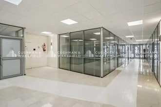 Office in Paris for lease Interior Photo- Image 2 of 5