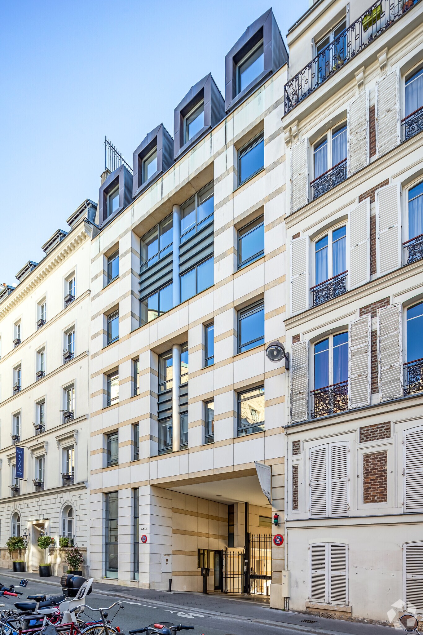6-6 bis Rue Laferrière, Paris for lease Primary Photo- Image 1 of 2