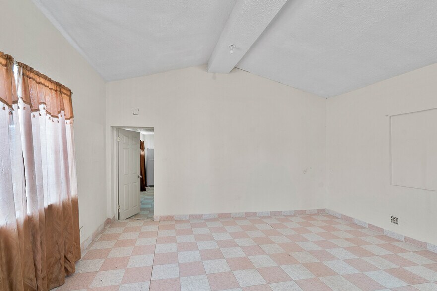 3905 Durazno, El Paso, TX for sale - Interior Photo - Image 3 of 15