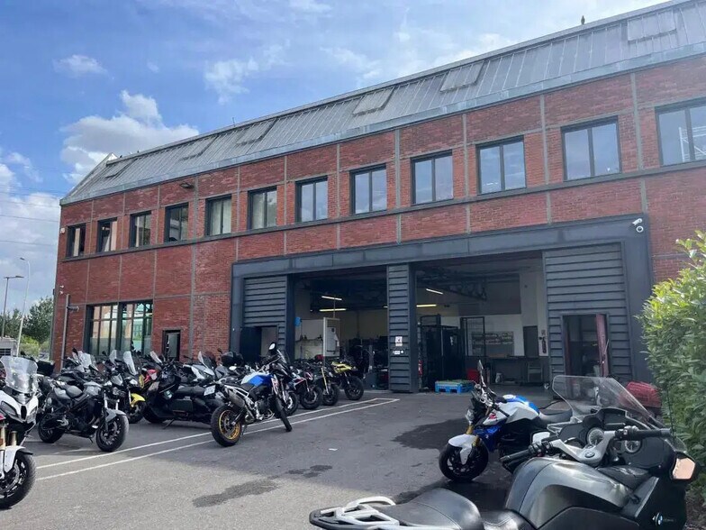 Industriel dans Gennevilliers à louer - Photo du bâtiment - Image 2 de 9