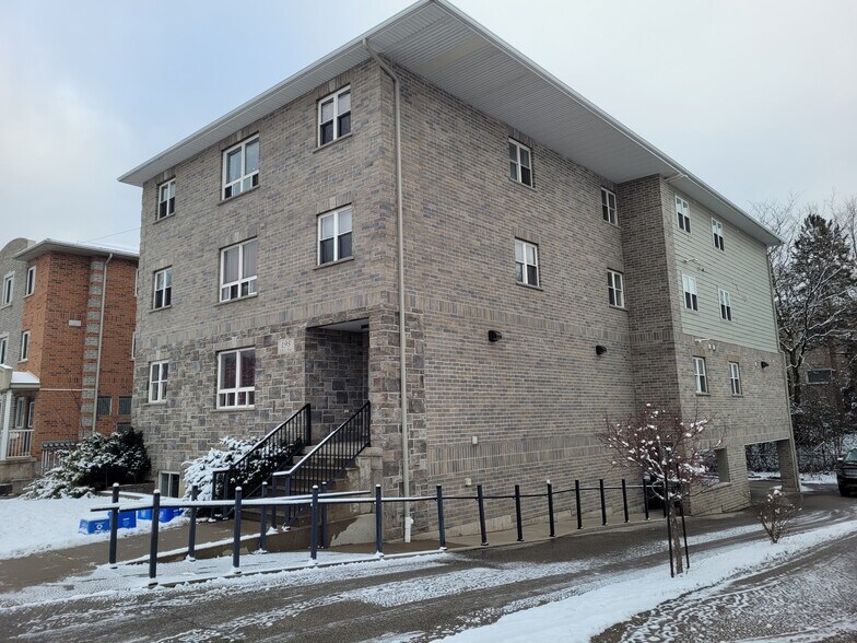 195 Erb St W, Waterloo, ON for sale - Building Photo - Image 1 of 1