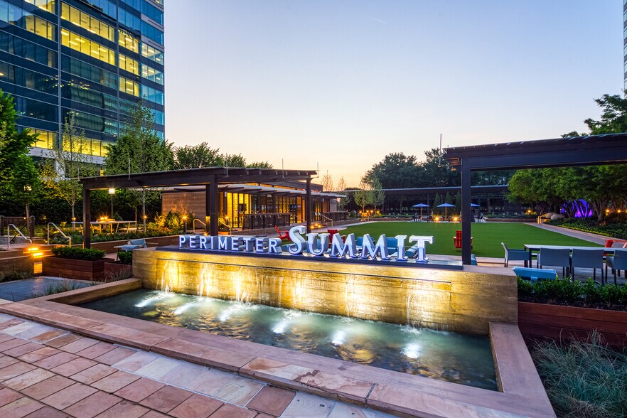 1001 Summit Blvd, Atlanta, GA à louer - Photo du bâtiment - Image 2 de 6