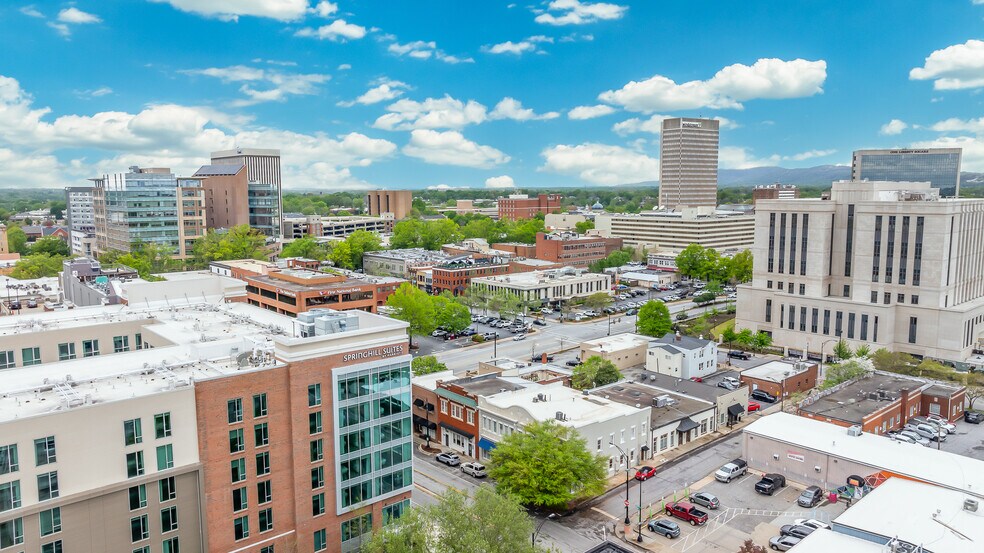 217-219 E Washington St, Greenville, SC à louer - Photo du bâtiment - Image 2 de 17