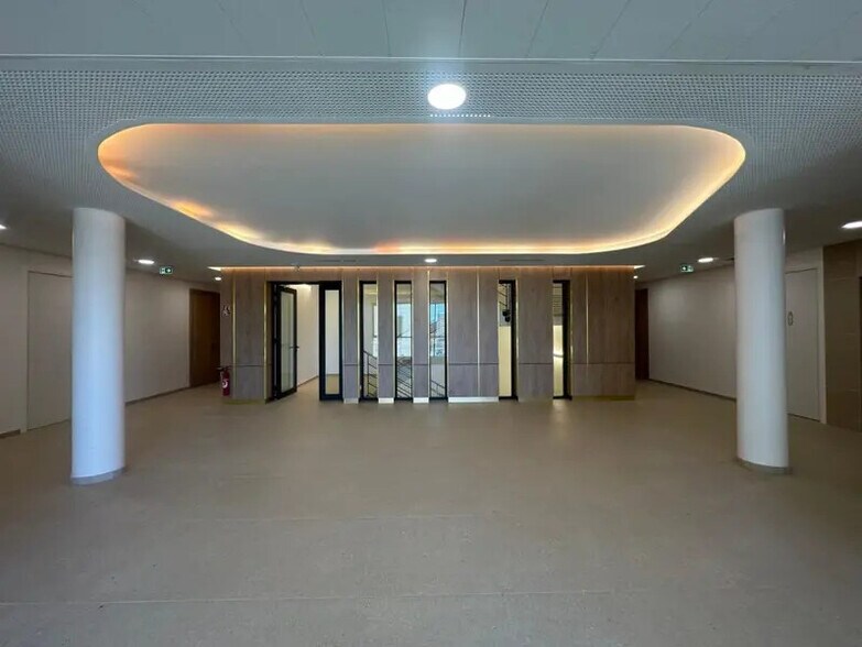 Office in Genas for lease - Building Photo - Image 1 of 8
