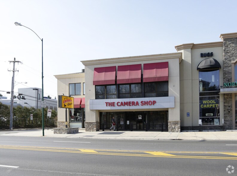 572 W Lancaster Ave, Bryn Mawr, PA à vendre - Photo du bâtiment - Image 2 de 3