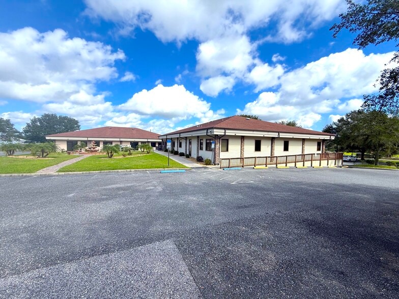 301 Skyline Dr, Lady Lake, FL for lease - Building Photo - Image 1 of 71