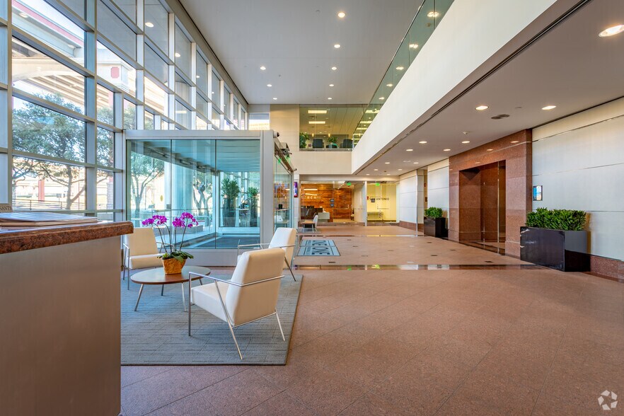 100 NE Loop 410, San Antonio, TX à louer - Photo intérieure - Image 2 de 6