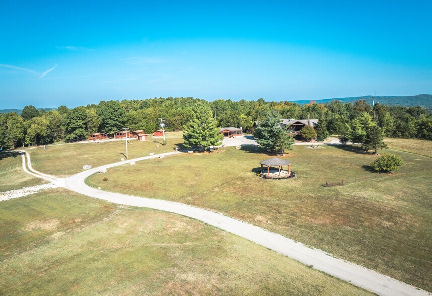 15270 Cedarstone Drive, Eminence, MO à vendre - Photo du bâtiment - Image 2 de 49