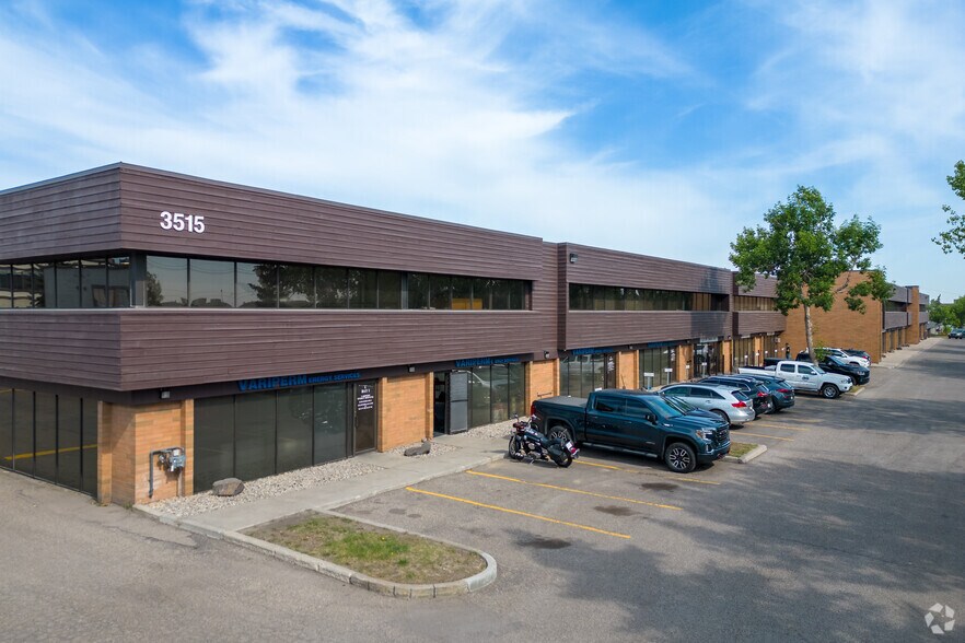 3403-3515 27th St NE, Calgary, AB à louer - Photo du bâtiment - Image 3 de 8