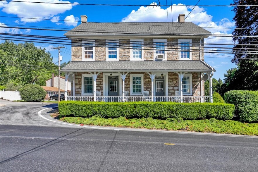 879 Fritztown Rd, Sinking Spring, PA à louer - Photo du bâtiment - Image 1 de 23