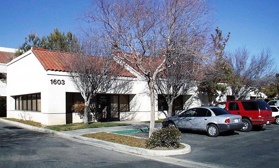 1603 E Palmdale Blvd, Palmdale, CA à vendre - Photo du bâtiment - Image 2 de 7