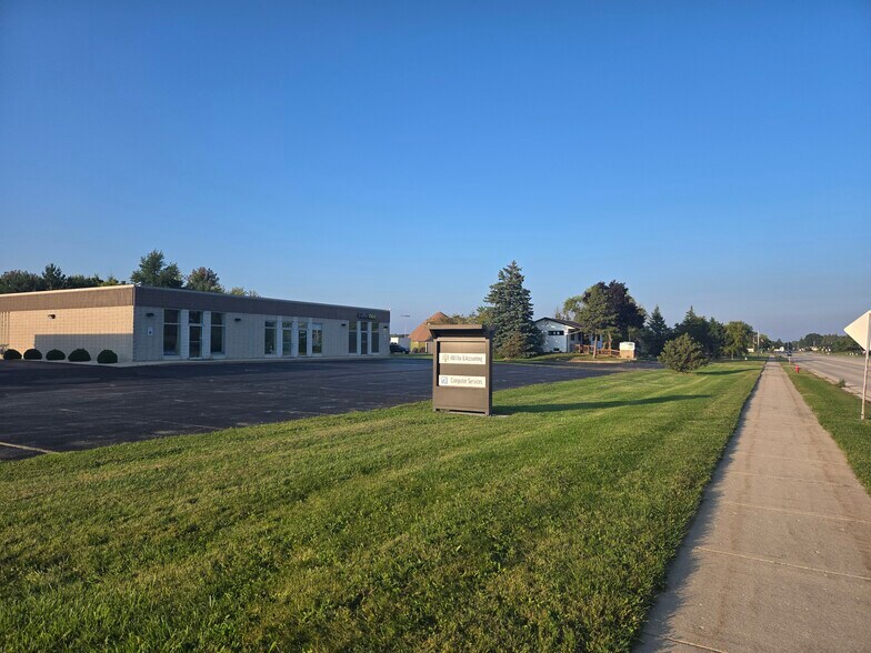 16660-16666 W National Ave, New Berlin, WI à louer - Photo du bâtiment - Image 3 de 7