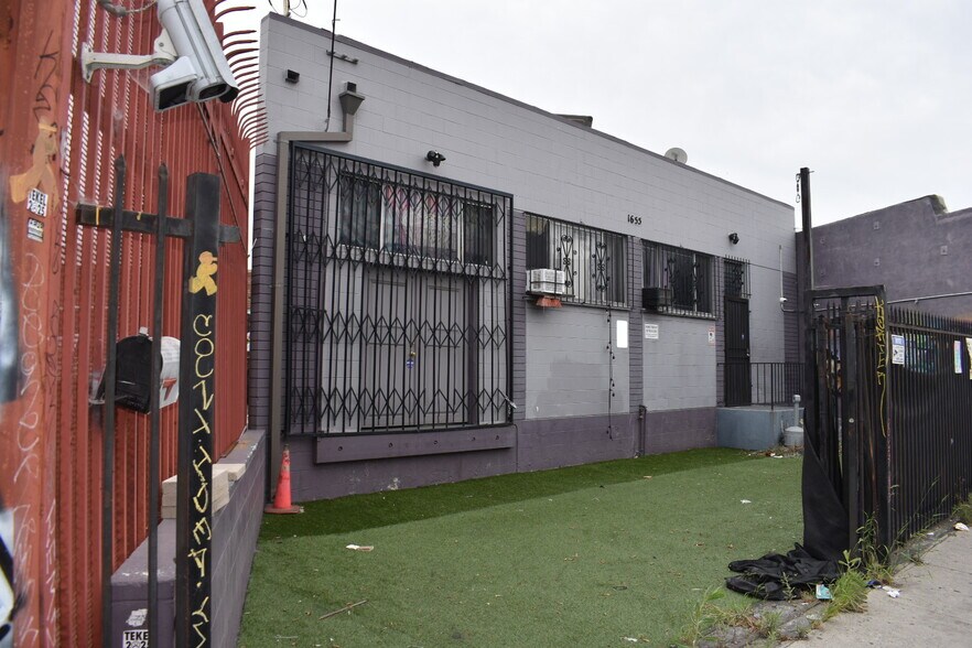 1655 S Compton Ave, Los Angeles, CA à vendre - Photo du bâtiment - Image 2 de 32