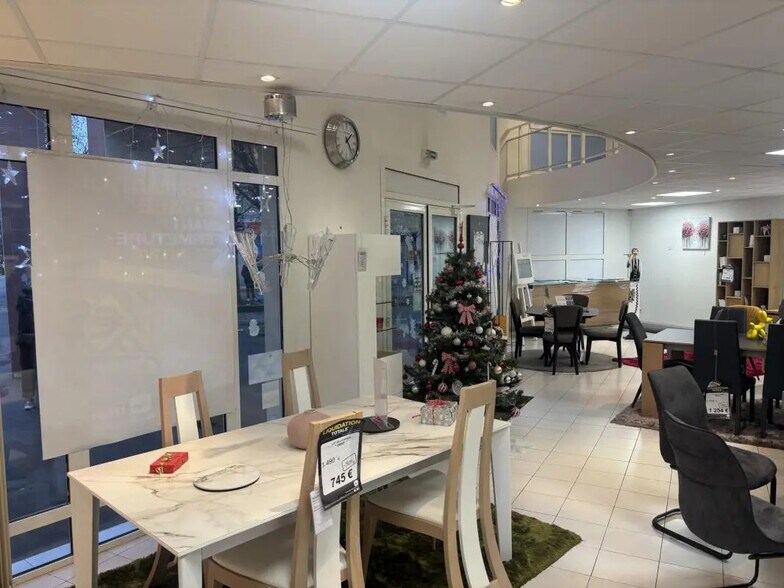 Retail in Aubagne for lease - Interior Photo - Image 2 of 6