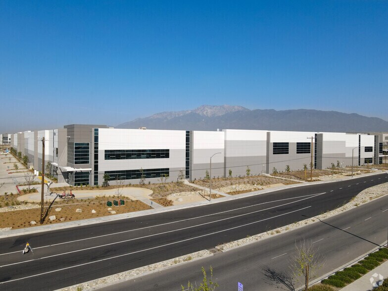 2380 W Base Line Rd, Fontana, CA à louer - Photo du bâtiment - Image 1 de 15